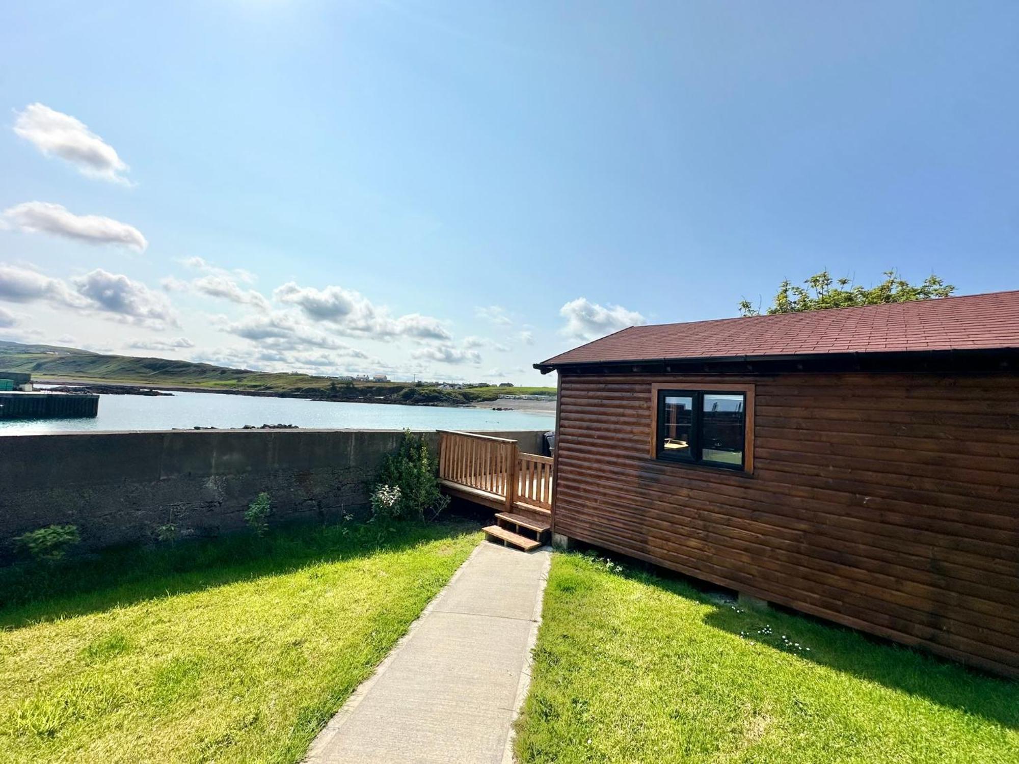 Cosy Portmor Log Cabin- Sea Views, Deck & Relaxation Malin Head ภายนอก รูปภาพ